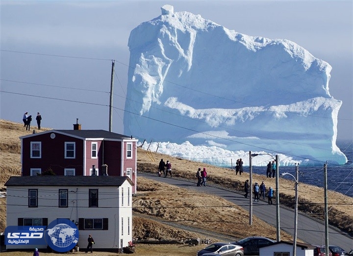 بالفيديو: جبلٌ جليدي يحوب بلدة كندية لمزار سياحي