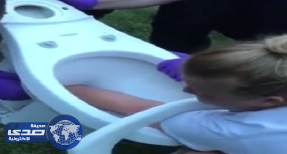 فيديو مُحرج لسيدة عُلقت يدها بالمرحاض