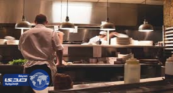 بالفيديو: زبون لم يعجبه الاكل فأقتحم مطبخ المطعم ليعدّ وجبته بنفسه