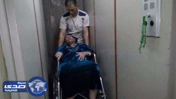 مصري يلقي بوالدته في الشارع  ارضاءً لزوجته