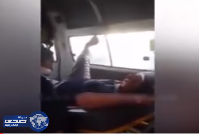بالفيديو.. سائق إسعاف يترك مريض يصرخ من الألم ويذهب لشراء فطائر