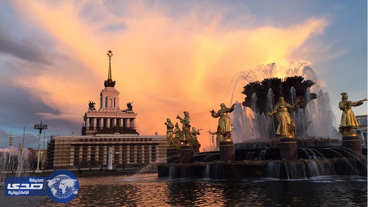 سٌحب حمراء ذهبية اللون تٌغطي سماء موسكو