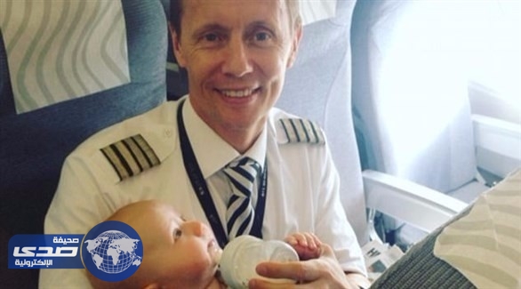 صورة طيار يٌرضع طفل تٌشعل مواقع التواصل الأجتماعي