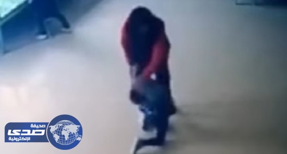 بالفيديو.. معلمة تركل طفلاً وترميه على الأرض بسبب القيلولة