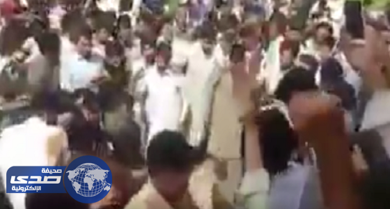بالفيديو.. طلاب يقتلون باكستاني بالدهس بالأقدام لأتهامه بالتجديف