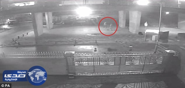 بالفيديو.. شخصية غامضة تسحب إمرأة عقب اغتصابها