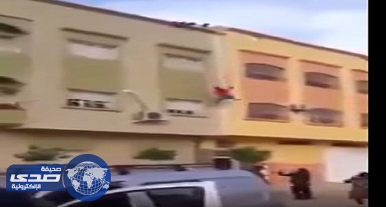 بالفيديو.. انتحار فتاة ألقت بنفسها من أعلي مبني بالجزائر