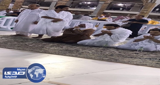 بالفيديو.. نائب أمير مكة يؤدي مناسك العمرة دون حراسة