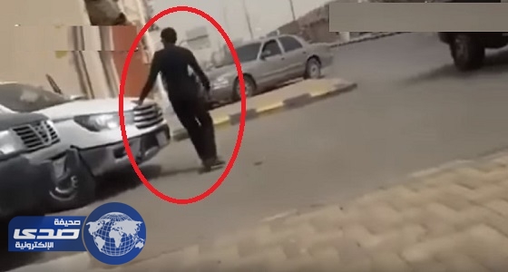 بالفيديو.. أمن المملكة يساعد مواطن تعرضت سيارته لعطل على الطريق