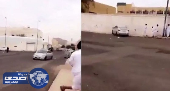 بالفيديو.. شاب يقود سيارة بجنون ويصطدم بجدار في المدينة