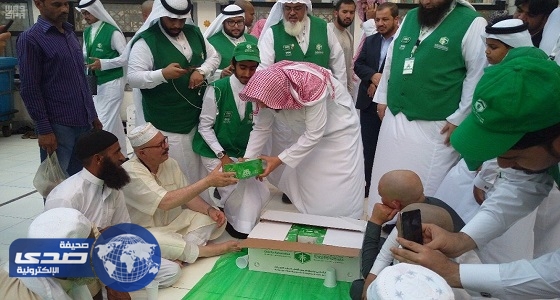 بالصور.. الشيخ آل طالب يشارك في تقديم وجبات الإفطار بالمسجد الحرام