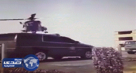 بالفيديو.. طيار «أباتشي» يتفادى سيارة بمهارة عالية