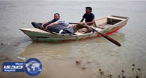 بالفيديو والصور.. عراقي يهرب حاملًا جثمان زوجته من فيضان نهر دجلة