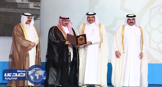 بالصور.. وزير البلدية القطري يسلم أمين عسير جائزة المدن العربية