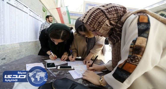 بالصور.. لجان الانتخابات الإيرانية بدون ستائر والناخبون يشاورون بعضهم
