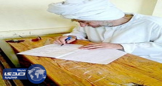 بالصور.. مسن مصري عمره 73 عاما يدرس الإعداديه مع حفيده