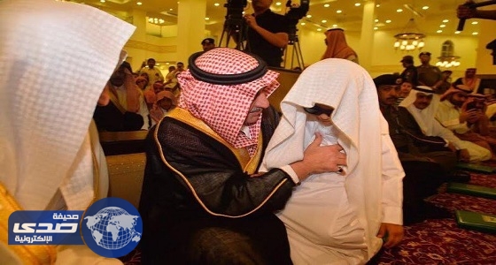 أمير تبوك يهدي قلمه لطالب كفيف ويوجِّه بعلاجه‬