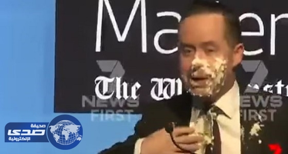 بالفيديو.. مسن يلطخ وجه رئيس شركة طيران استرالية بـ«كعكة ليمون»