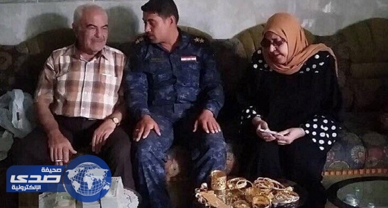 بالفيديو.. ضابط عراقي يعيد ثروة ثمينة لأصحابها