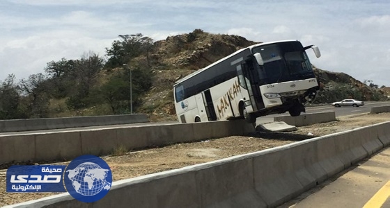 حافلة طالبات تصطدم بحاجز أسمنتي بالطريق الدائري في الباحة