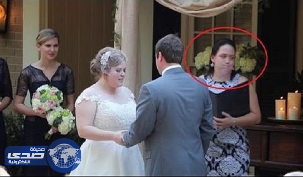 فيديو  محرج لكاهنة تتقيأ أثناء تقديم نذور عروسين