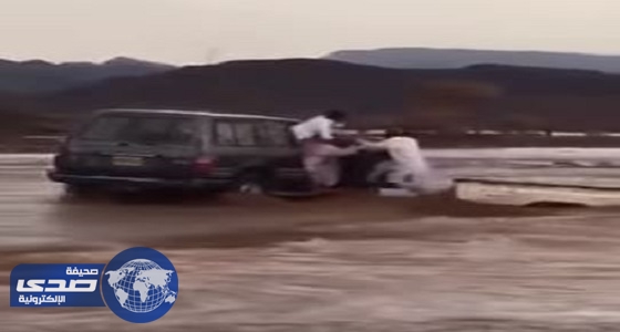 بالفيديو.. مواطن يترك سيارته وسط السيل ويقفز لأخرى