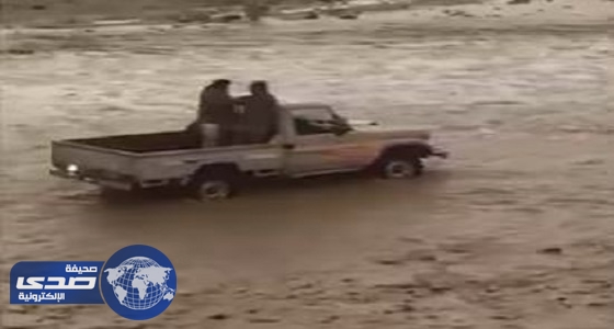 بالفيديو.. إنقاذ وافد مصري من الغرق في سيول وادي حوران