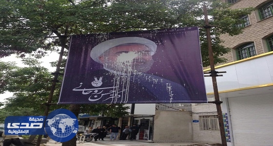 بالصور.. إشعال النيران في الدعاية الانتخابية لـ«روحاني» بإيران