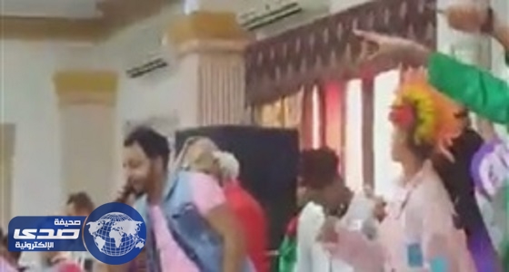 بالفيديو .. مدرس فلسفة يُعلم طلابه على الأنغام الموسيقية وعروض الأكروبات