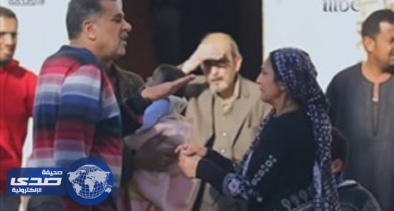 فيديو صادم للمواطنين لحظة رمي أم طفلها أمام مسجد في مصر