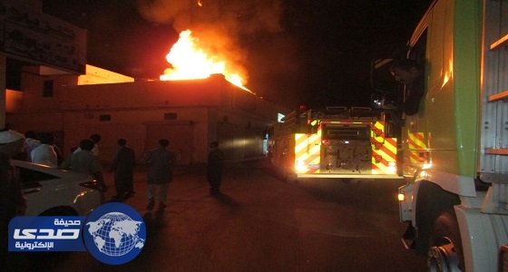 بالصور.. إخماد حريق شب في سطح أحد محلات الخضروات بالقريات