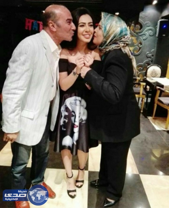 ميريهان حسين مع أمها وأبوها..