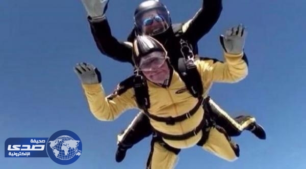 بالفيديو.. بريطاني يحتفل بعيد ميلاده الـ 101 بقفزة مظلة