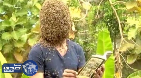 بالفيديو: شاب يٌغطي وجهه بـ 60 ألف نحلة للشعور بالراحة
