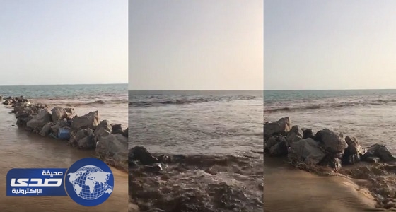 بالفيديو.. مشهد مبهر لالتقاء السيول مع ماء البحر بجازان