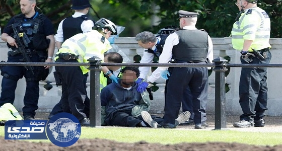 بالصور.. ضبط شخص يحمل سكينا قبل مهاجمة قصر «باكنجهام» بريطانيا