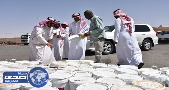 بلدية محافظة طريف تغلق محل وتصادر وتتلف ٣ طن من المواد الغذائية الفاسده