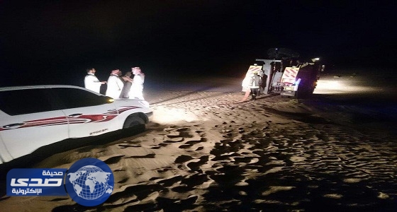 بالصور.. مدني الطائف ينقذ شاب ووالده علقت سيارتهما في الرمال