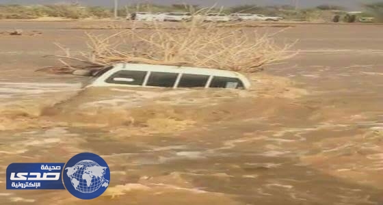 بالصور.. غرق مركبة في سيول وادي القرشيات و جهود لإنقاذ قائدها