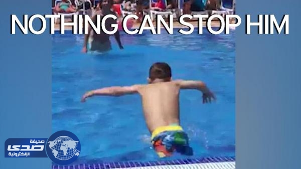 بالفيديو.. طفل بلا ساقين يتعلم السباحة بمهارة