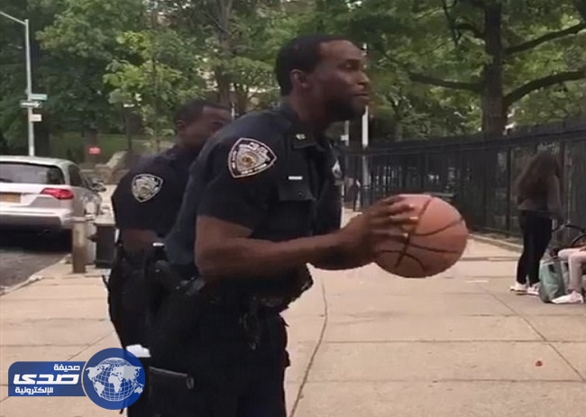 بالفيديو.. شرطي يصوب كرة سلة بطريقة مذهلة