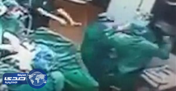 بالفيديو.. مٌشاجرة بالأيدي بين مٌمرضة وجراح داخل غرفة عمليات