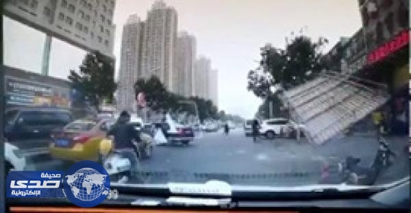 بالفيديو.. عاصفة قوية تقتلع الأشجار  وصناديق القمامة في بكين