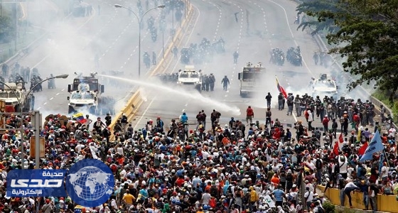 شرطة فنزويلا تواجه معارضي الرئيس بقنابل الغاز