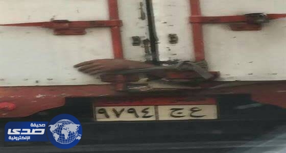 مصريون يتداولون صورة يد عامل متدلية من سيارة نقل أثاث.. و الشرطة تكشف السر