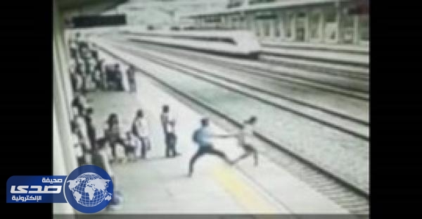 بالفيديو.. عامل ينقذ فتاة من الأنتحار اسفل عجلات القطار