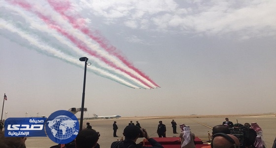 «الصقور السعودية» تزين سماء مطار الرياض احتفالاً بوصول ترمب