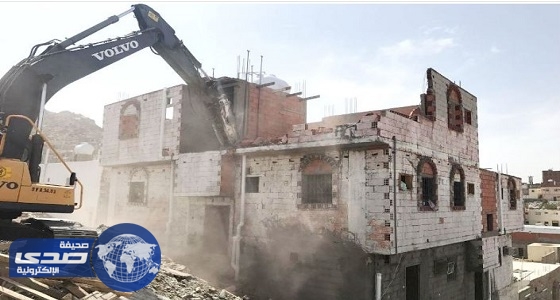 بالصور.. بلدية الشوقية في مكة تزيل 15 منزلاً مخالفاً