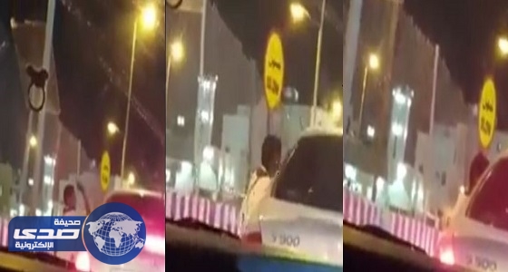 بالفيديو.. طفل متسول يهدد بتحطيم زجاج سيارة بسبب «صدقة»