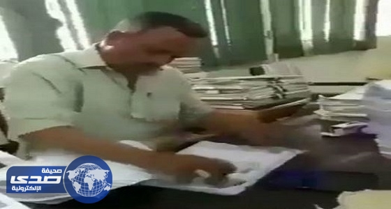 بالفيديو.. موظف هندي يمتلك مهارة وسرعة في ختم الأوراق